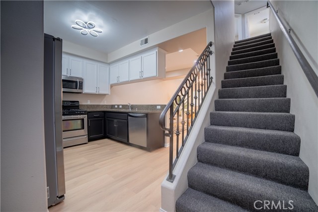 Detail Gallery Image 5 of 27 For 14554 Kittridge St, Van Nuys,  CA 91405 - 3 Beds | 3 Baths