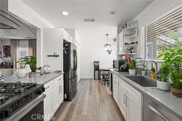 8745 Valjean Avenue, North Hills CA: https://media.crmls.org/medias/6fd7ccdd-5b4e-4e64-a7b7-131df66ac78c.jpg