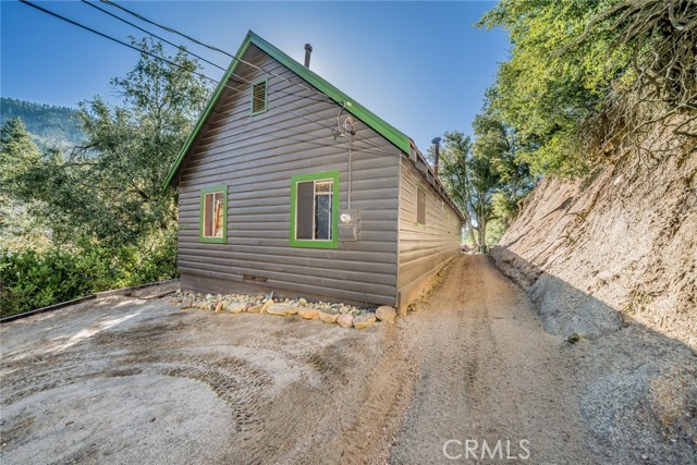 Detail Gallery Image 4 of 39 For 37644 Highway 38, Angelus Oaks,  CA 92305 - 3 Beds | 2 Baths