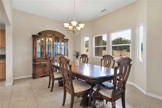 Detail Gallery Image 4 of 38 For 5378 Bellflower St, Oak Hills,  CA 92344 - 4 Beds | 2/1 Baths
