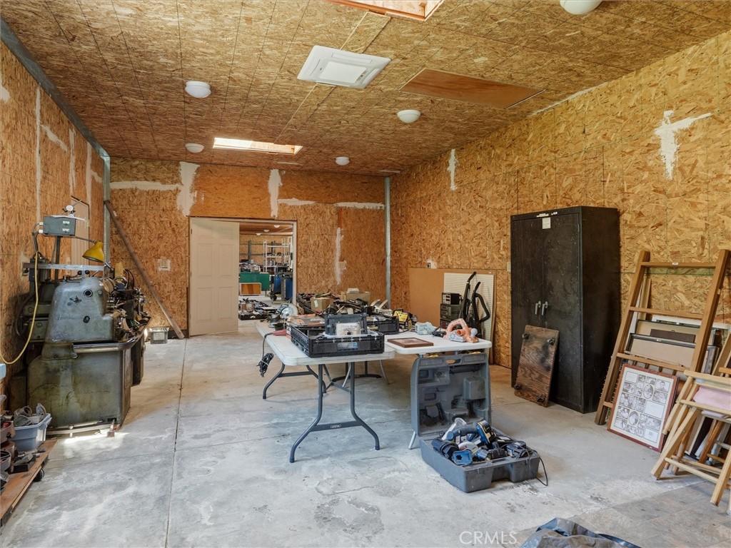 https://media.crmls.org/medias/6fdefb4b-420e-429c-a497-b09b3930558f.jpg?preset=X-Large