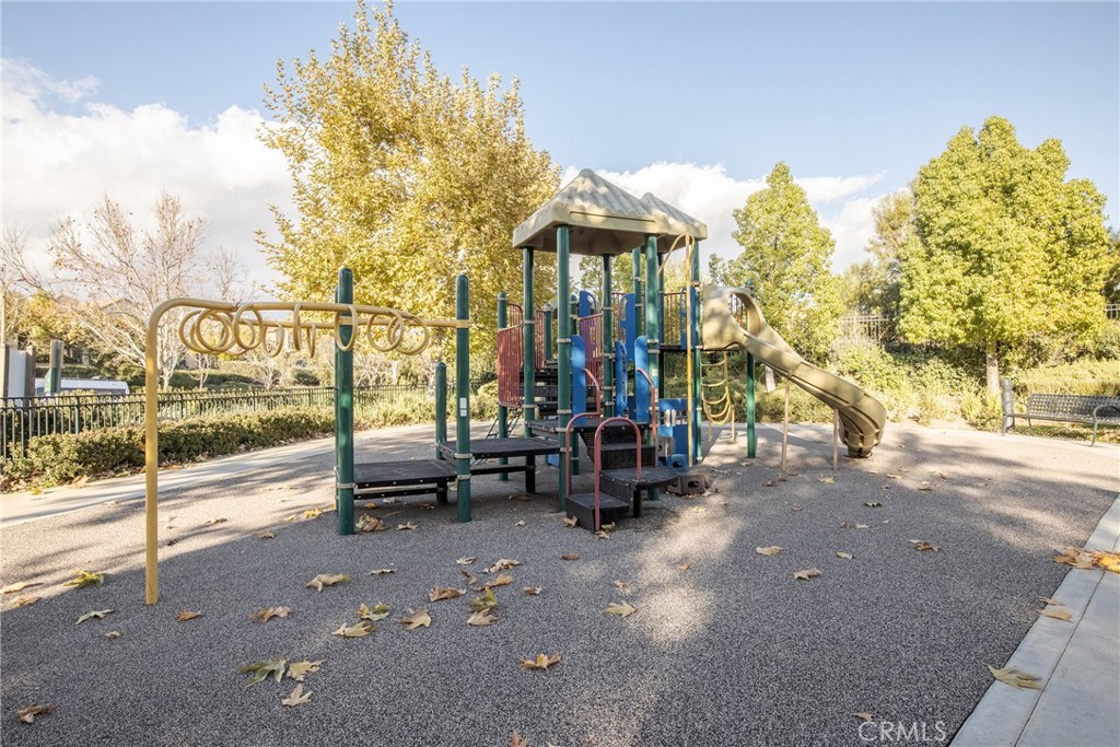 https://media.crmls.org/medias/6fdfacfb-a1cd-422d-8c5b-c762573fa0c1.jpg?preset=X-Large