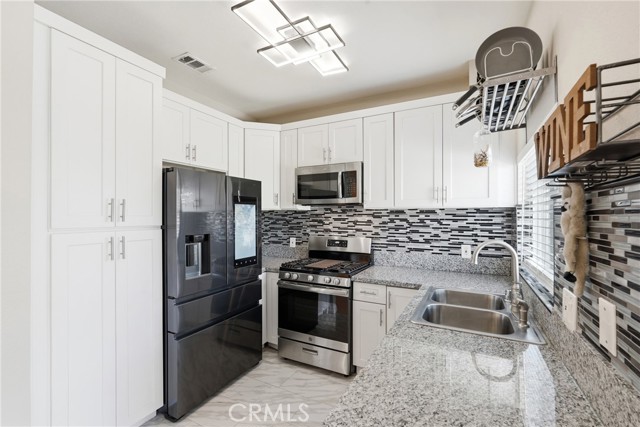 Detail Gallery Image 10 of 28 For 10105 S Main St, Los Angeles,  CA 90003 - 3 Beds | 2/1 Baths