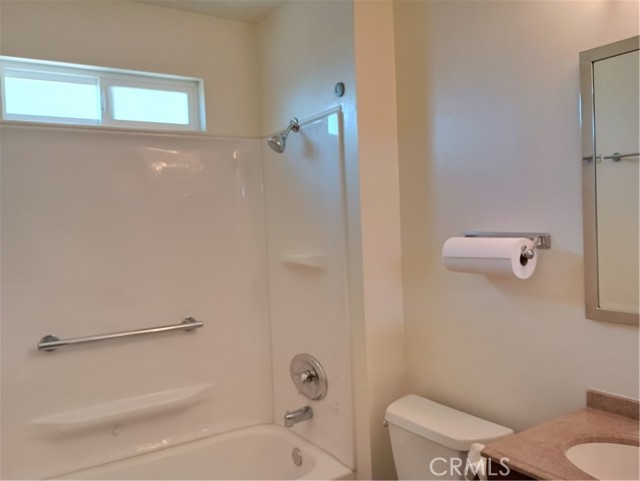 good size bathroom and shower tub