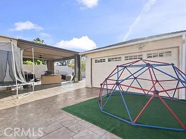 https://media.crmls.org/medias/6fe3954c-0e3e-4e0f-9249-2cbca75e1c9e.jpg?preset=X-Large
