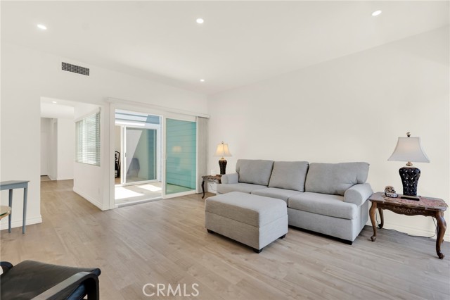 Detail Gallery Image 8 of 33 For 5835 Etiwanda Ave, Tarzana,  CA 91356 - 2 Beds | 2/1 Baths