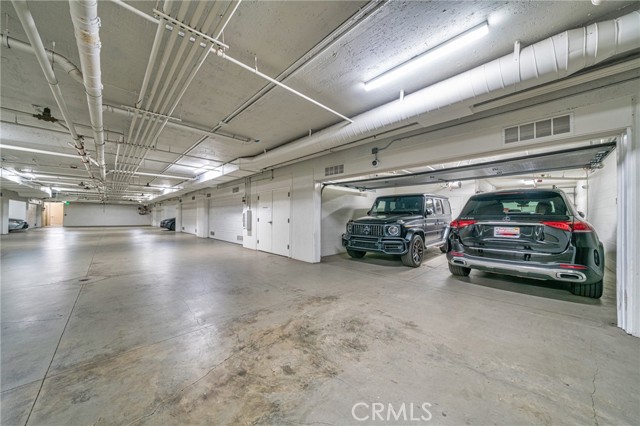 823 S Bundy Drive, Los Angeles CA: https://media.crmls.org/medias/6fe5ee30-63f6-400b-af40-27c8e7b8049a.jpg