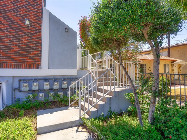 Detail Gallery Image 2 of 38 For 1706 Grismer Ave #211,  Burbank,  CA 91504 - 2 Beds | 3 Baths