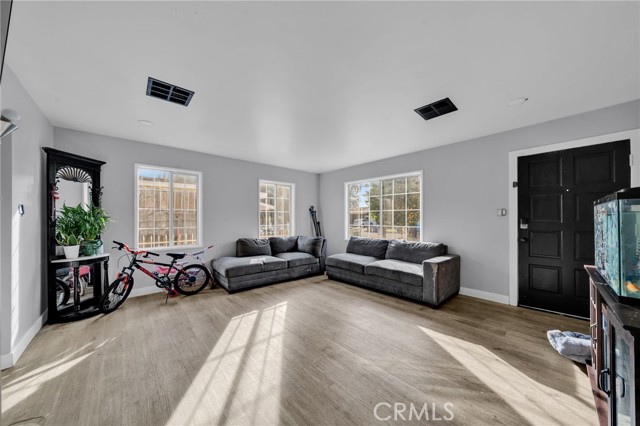 Detail Gallery Image 3 of 47 For 7044 Nestle Ave, Reseda,  CA 91335 - 4 Beds | 3 Baths