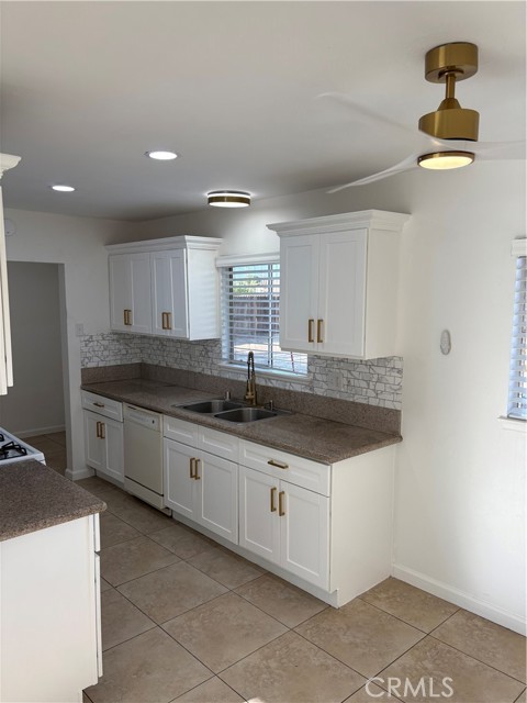 38810 Foxholm Drive, Palmdale CA: https://media.crmls.org/medias/6fea64be-93e4-4ca2-8c4d-a11c537f90c1.jpg