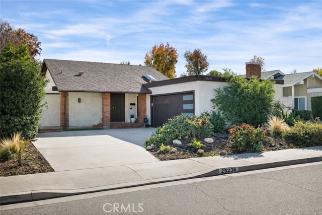 Detail Gallery Image 2 of 40 For 25236 via Sistine, Valencia,  CA 91355 - 2 Beds | 2 Baths