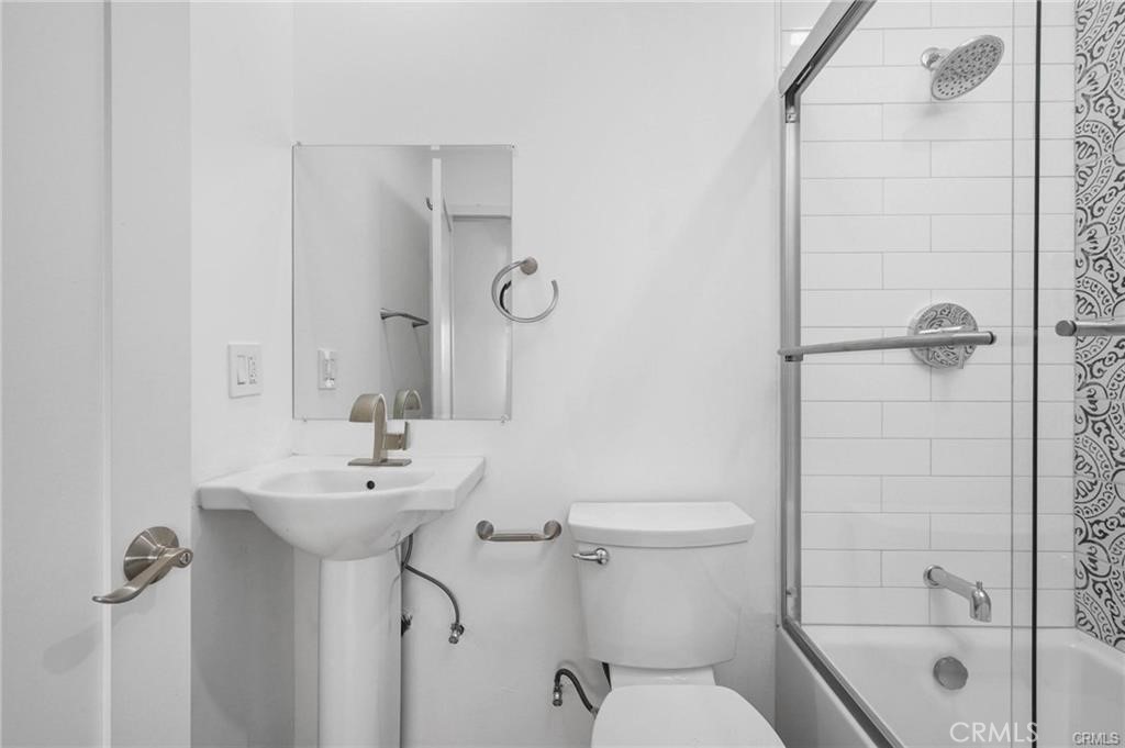 https://media.crmls.org/medias/6fedb0ca-e49f-4b1a-b46b-3d67937aa802.jpg?preset=X-Large