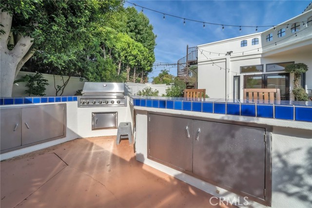 outdoor kitchen