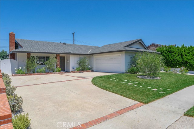 5841 Raphael Drive, Huntington Beach CA: https://media.crmls.org/medias/6ff116fc-8a54-46b3-933c-7f30e7333e25.jpg