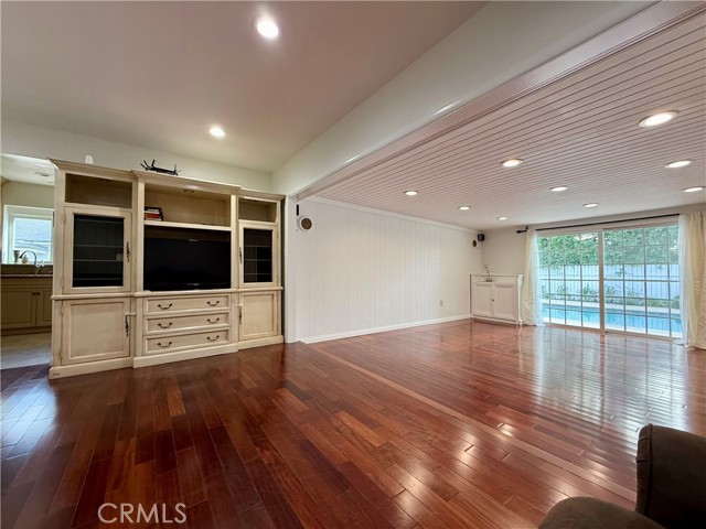 Detail Gallery Image 10 of 18 For 5517 Woodman Ave., Sherman Oaks,  CA 91401 - 4 Beds | 3 Baths