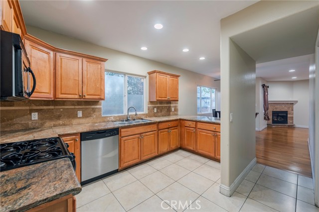 Detail Gallery Image 11 of 41 For 4445 W 163rd St., Lawndale,  CA 90260 - 4 Beds | 3/1 Baths