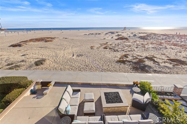310 E Oceanfront, Newport Beach CA: https://media.crmls.org/medias/6ff39845-9e01-4cdf-a21c-a90029a37614.jpg