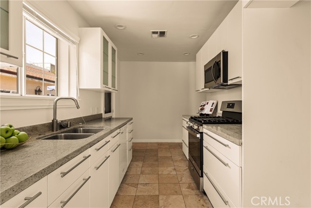 Detail Gallery Image 5 of 22 For 15233 Camarillo St, Sherman Oaks,  CA 91403 - 5 Beds | 4 Baths