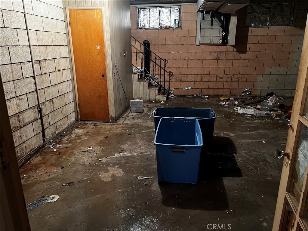 https://media.crmls.org/medias/6ffb0632-6aa3-4157-bd7e-170534d63123.jpg?preset=X-Large