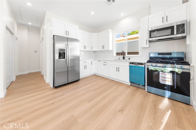 Detail Gallery Image 6 of 9 For 14729 Leadwell, Van Nuys,  CA 91405 - 2 Beds | 2/1 Baths