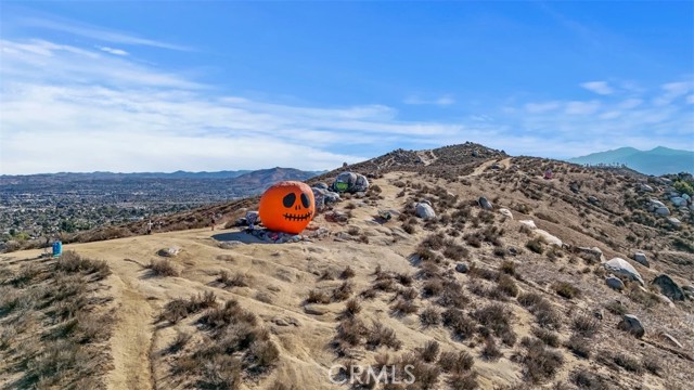 229 Oldenburg Lane, Norco CA: https://media.crmls.org/medias/70022bfa-60d8-46a6-a582-dcb366717a01.jpg