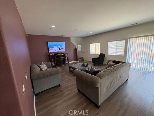 7015 Sweetleaf Drive, Fontana CA: https://media.crmls.org/medias/70029d63-b37d-4242-82f6-d91f36f97044.jpg