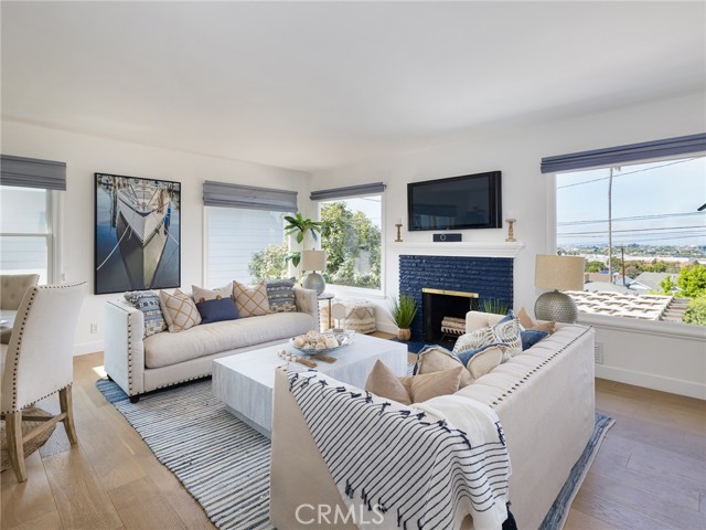 237 Via Los Miradores, Redondo Beach CA: https://media.crmls.org/medias/7003b4be-09eb-4feb-b4eb-7f2b8eb499d5.jpg