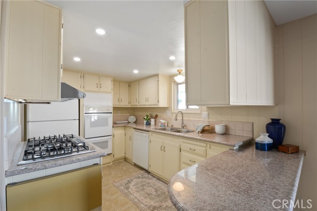 Detail Gallery Image 6 of 20 For 11250 Beach Bld #100,  Stanton,  CA 90680 - 2 Beds | 2 Baths