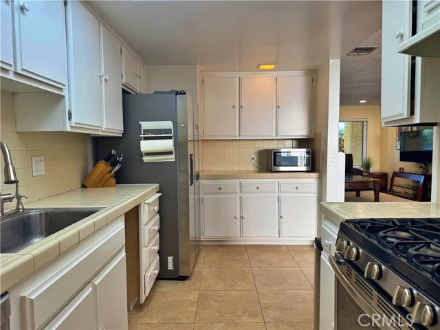 Detail Gallery Image 18 of 54 For 4177 Manhattan Beach Blvd., Lawndale,  CA 90260 - 3 Beds | 3 Baths