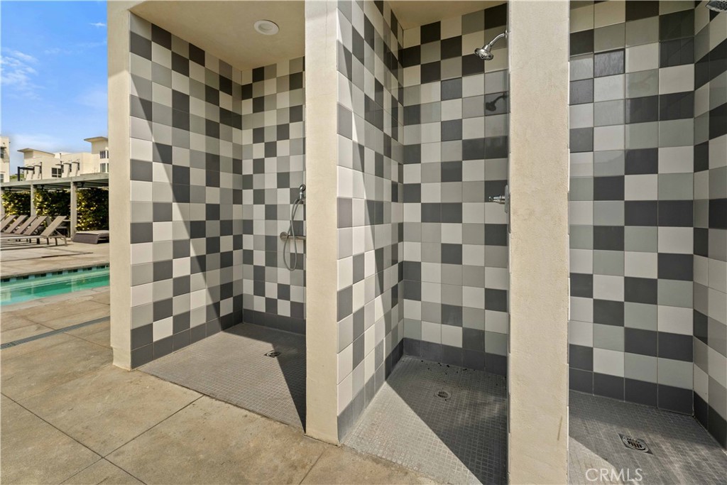 https://media.crmls.org/medias/7009154b-e0c6-493d-bbba-cd6824c5150c.jpg?preset=X-Large