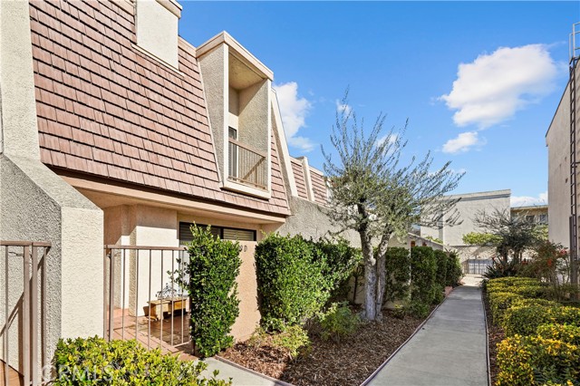 Detail Gallery Image 24 of 28 For 18409 Collins Street #D,  Tarzana,  CA 91356 - 2 Beds | 2/1 Baths