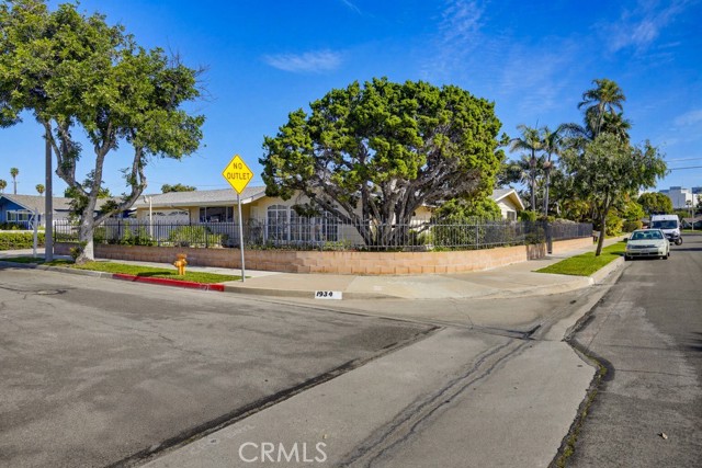 Detail Gallery Image 4 of 35 For 1934 S Robert Ln, Anaheim,  CA 92802 - 5 Beds | 4 Baths