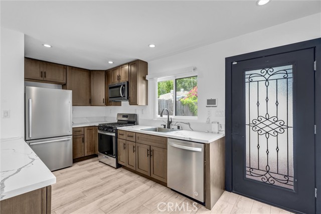 Detail Gallery Image 5 of 18 For 22022 Buena Ventura, Woodland Hills,  CA 91364 - 2 Beds | 1/1 Baths