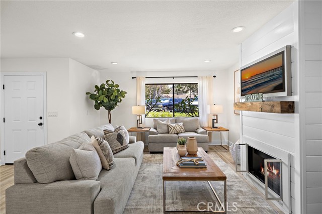 4 Riptide Court, Newport Beach CA: https://media.crmls.org/medias/700e272f-c177-4915-8bd0-680fafe43191.jpg
