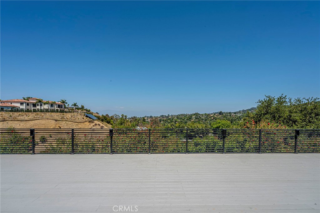 https://media.crmls.org/medias/70107071-c471-405c-8670-96434102c6bb.jpg?preset=X-Large