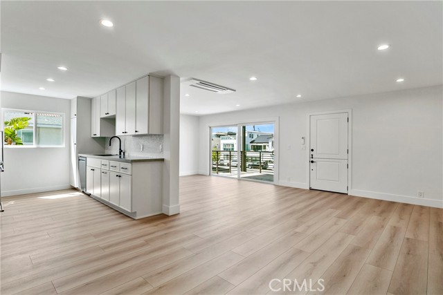 Detail Gallery Image 2 of 24 For 913 E Balboa Blvd #B,  Newport Beach,  CA 92661 - 3 Beds | 3 Baths