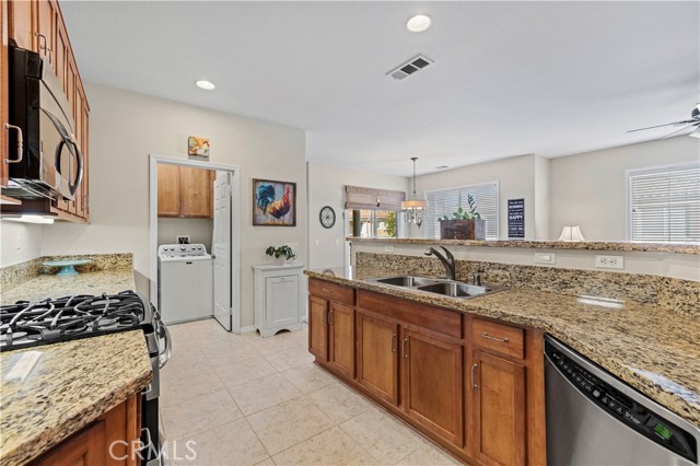 Detail Gallery Image 10 of 43 For 23941 Brescia Dr, Valencia,  CA 91354 - 2 Beds | 2 Baths