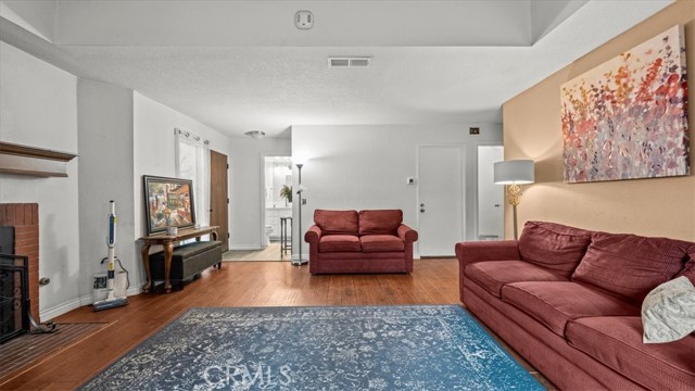 Detail Gallery Image 6 of 37 For 215 E Chestnut Ave #D,  Monrovia,  CA 91016 - 3 Beds | 3 Baths