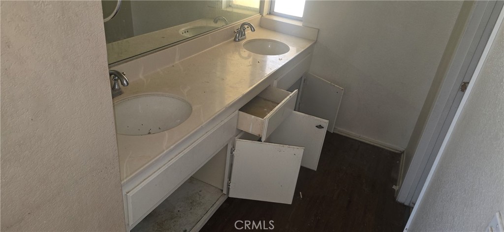 https://media.crmls.org/medias/7019ec86-0cca-45f3-8846-7ebd09607604.jpg?preset=X-Large