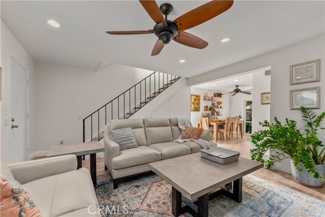 Detail Gallery Image 8 of 32 For 430 Carriage Dr #F,  Santa Ana,  CA 92707 - 3 Beds | 1/1 Baths