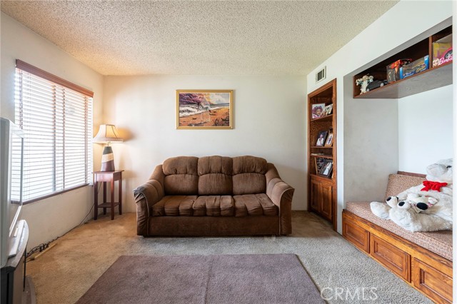 Detail Gallery Image 3 of 33 For 5950 E Imperial Hwy #55,  South Gate,  CA 90280 - 2 Beds | 2/1 Baths