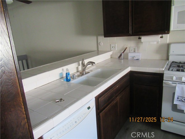 Detail Gallery Image 6 of 17 For 2220 E Chapman #51,  Fullerton,  CA 92831 - 2 Beds | 1/1 Baths