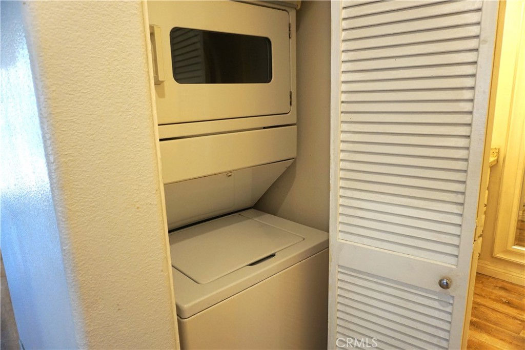https://media.crmls.org/medias/702197de-ee6e-49d4-ad8b-df988b35d823.jpg?preset=X-Large