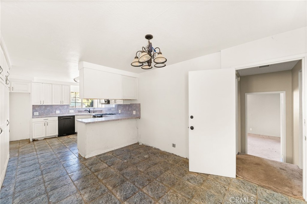 https://media.crmls.org/medias/7023c460-9ac9-4952-8f7a-ef23804bdb03.jpg?preset=X-Large