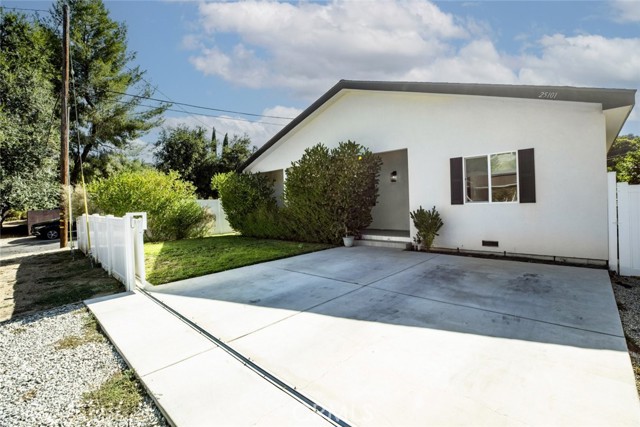 25101 Vermont Drive, Newhall CA: https://media.crmls.org/medias/7023d52d-5913-4e3e-aa0f-6160971ab7ce.jpg