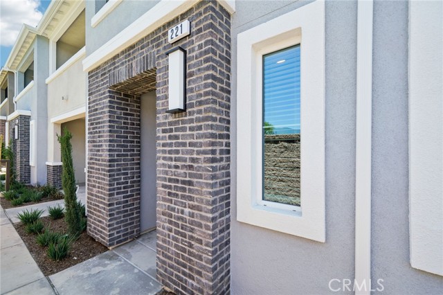 221 Aurora Lane, Pomona CA: https://media.crmls.org/medias/7024ae5b-e7c3-4047-a5f1-6f625c1cf2b6.jpg