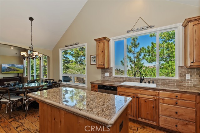 1119 Brentwood Drive, Lake Arrowhead CA: https://media.crmls.org/medias/7025e24a-4e50-4dab-b37f-8dd196375c50.jpg
