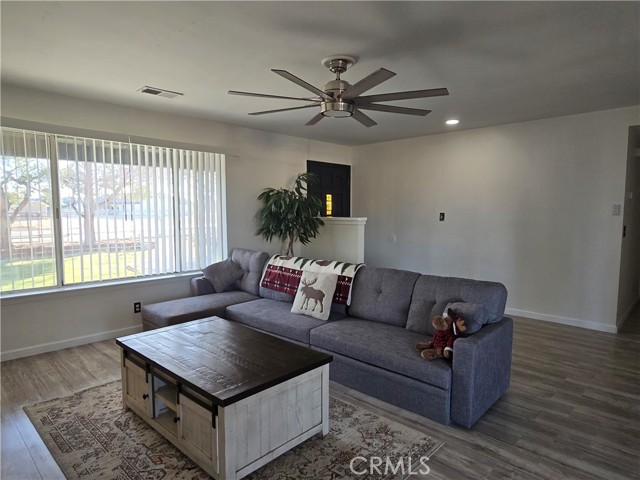 Detail Gallery Image 3 of 11 For 20994 Verde Dr, Apple Valley,  CA 92308 - 3 Beds | 2 Baths