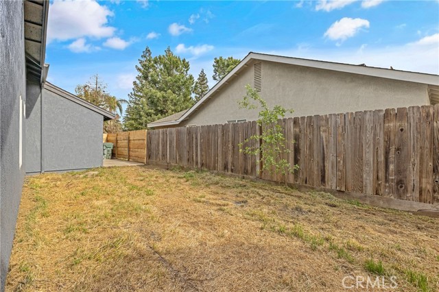 1967 N Ventura Avenue, Farmersville CA: https://media.crmls.org/medias/7025e732-2f14-4a66-9cce-c37b09fe97bc.jpg
