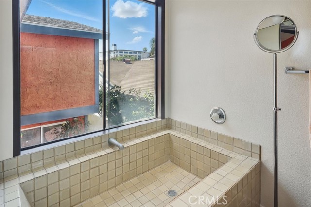 537 3rd Street, Manhattan Beach CA: https://media.crmls.org/medias/7026ff77-c8e7-45c5-bfd7-f276caa76de7.jpg